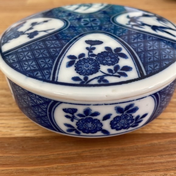 Japan Takahashi Round Trinket Box approx 4” x 1 1/4” no chips - Picture 2 of 7